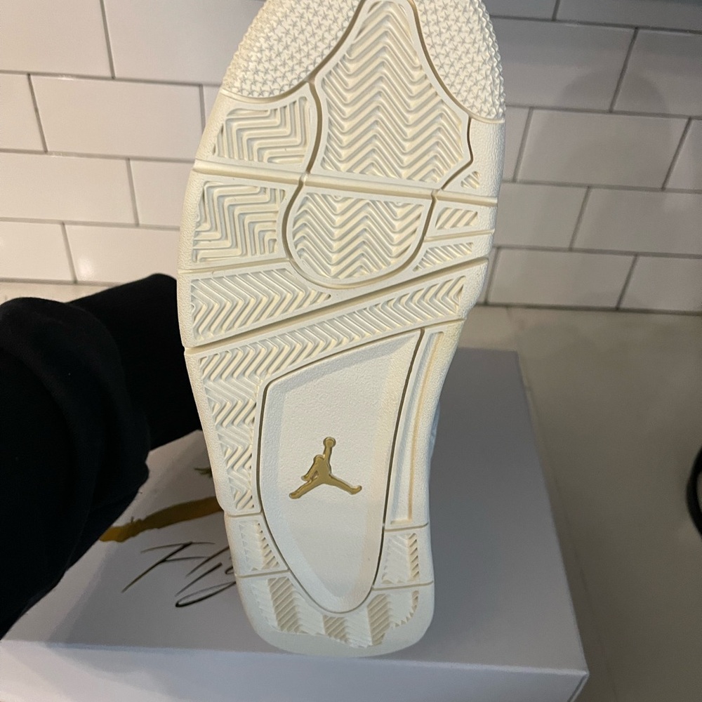 Men’s Jordan Retro 4 Metallic Gold Size 10.5. - Picture 4 of 8